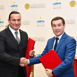 Ünnepélyes keretek között együttműködési memorandumot írt alá Kazakisztán fővárosában, Asztanában a Magyar Természettudományi Múzeum főigazgatója, Bernert Zsolt nevében Bíró András Zsolt antropológus kutató, és Aibek Sydykov Zheksenaliuly, a Kazak Nemzeti Múzeum (Qazaqstan Respublykasynyn Ulltyq Muzei) általános ügyvitellel megbízott igazgató-helyettese.